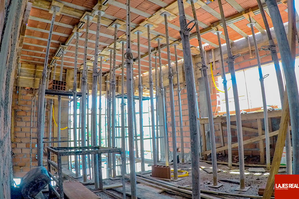 Escoras metálicas distribuídas em laje durante a obra