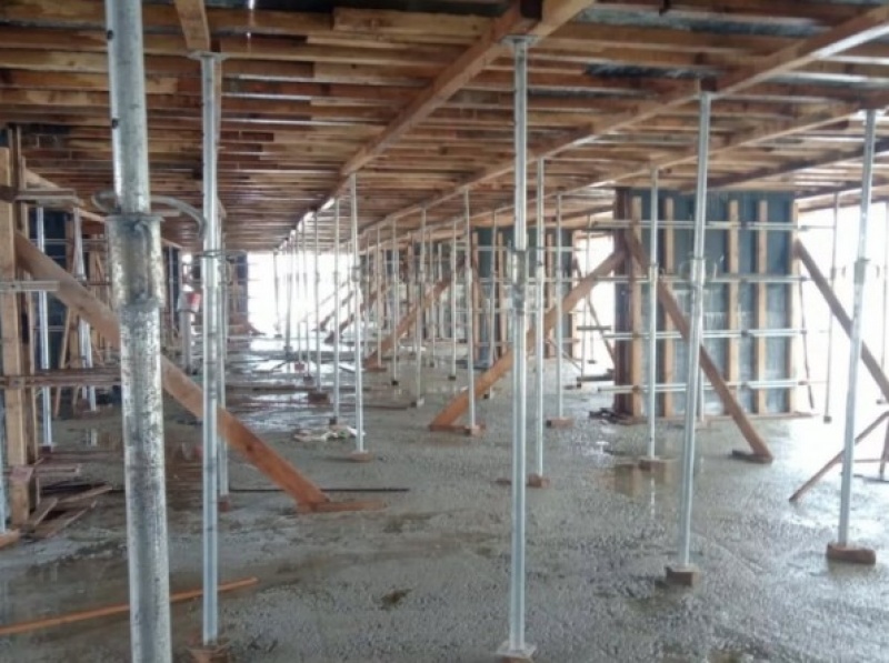 Escoramento de laje com apoio em linha durante concretagem